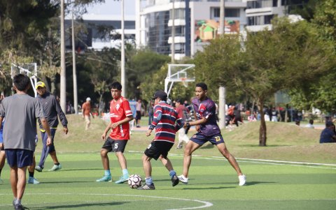 Jóvenes jugaron fútbol en las canchas del parque La Carolina durante el feriado del 9 de Octubre.