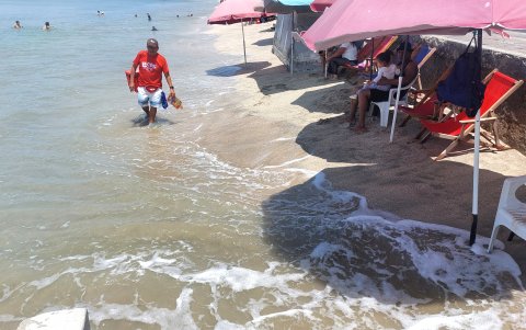Aunque el mar en Salinas se mostró agitado los visitantes se manuvieron en el balneario