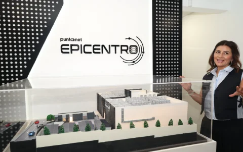 Katherin Miño junto a la maqueta de Epicentro, el centro de datos de $100 millones que PuntoNet levanta en cuatro etapas.