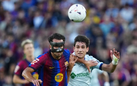 El futbolista del FC Barcelona Eric García (i) se enfrenta a Iván Azón del Getafe CF.