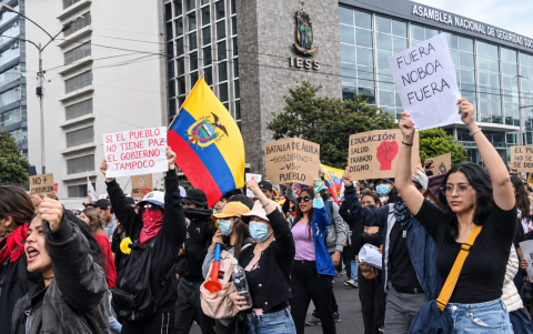 Varios manifestantes se movilizaron por la avenida 10 de Agosto, en el centro norte de Quito.