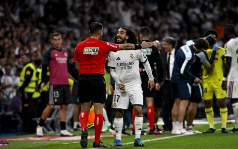 El defensa del Real Madrid Marc Cucurella se enfrenta al árbitro Díaz de Mera durante el partido de LaLiga de fútbol que Real Madrid y Villarreal.