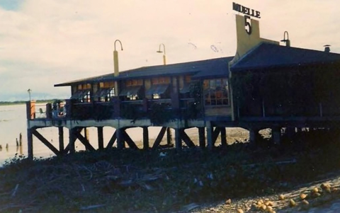 El restaurante Muelle 5 funcionó en uno de los antiguos muelles del Malecón Simón Bolívar, antes de la transformación urbana de fines de la década de 1990.