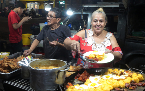 María Guacho tiene casi cinco décadas ofreciendo comida típica en el centro de Guayaquil.