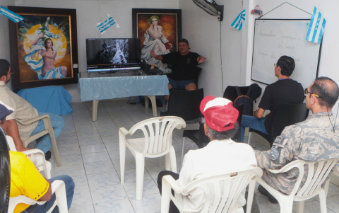 Juan Ullauri comenta las costumbres de la ciudad de antaño a los asistentes de un conversatorio en el Centro Cultural Guayaquil, en Quisquís entre Lorenzo de Garaycoa y 6 de Marzo.