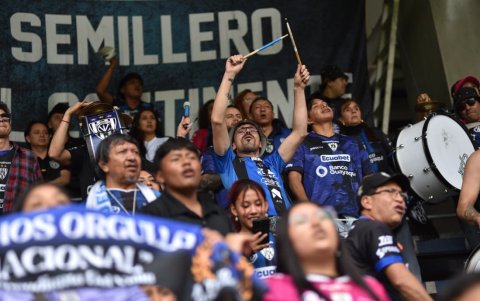 La hinchada de Independiente del Valle a la espera de celebrar el bicampeonato.