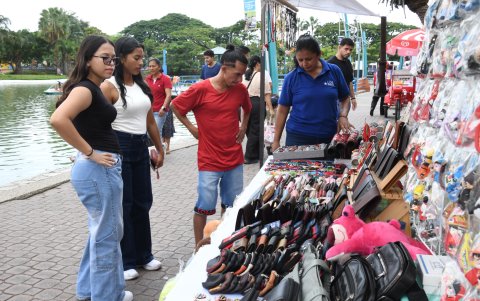 un segundo pie de foto dame
Los visitantes recorrieron los puestos de la feria y encontraron una variedad de productos a diferentes precios en el parque Forestal.