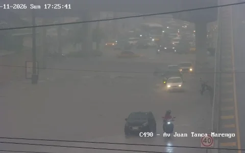 Juan Tanca Marengo: La acumulación de agua en los exteriores del Colegio Americano dificultó el tránsito vehicular durante la tarde de este domingo.