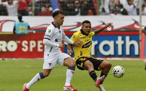 Liga de Quito y Barcelona jugando en el estadio Rodrigo Paz.