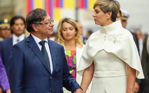 Gustavo Petro y su ahora exexposa Verónica Alcocer fueron fotografiados juntos en un evento oficial durante la Presidencia de Petro.
