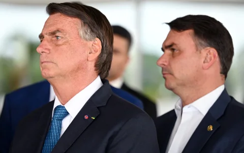 El expresidente Jair Bolsonaro (i) en en evento oficial pasado junto a su hijo y senador Flávio Bolsonaro (d).