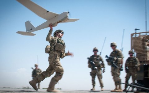 El RQ-20B Puma es una aeronave alimentada por baterías que puede ser lanzada manualmente