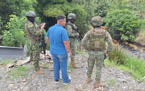 Personal militar permanece en el sector Cupa, en Quinindé, durante las labores de atención al derrame de crudo que contaminó el río.
