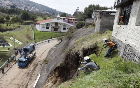 Emergencia en Madrigal. Los trabajos de limpieza continúan tras el deslizamiento de tierra registrado en este barrio del sector de Monjas, al oriente de Quito.