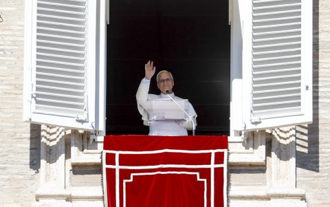 El Papa León XIV dirige el rezo del Ángelus desde la ventana de su despacho con vistas a la Plaza de San Pedro, en la Ciudad del Vaticano, el 11 de octubre de 2026.