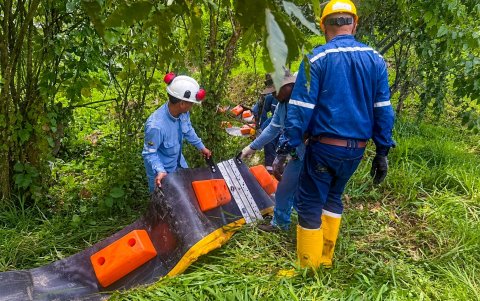 Petroecuador ejecuta trabajos de contingencia tras una fuga de crudo en el SOTE, en Quinindé, Esmeraldas.