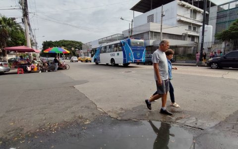Una víctima llegó a embalsamar un cadáver; la Policía investiga el móvil del ataque.