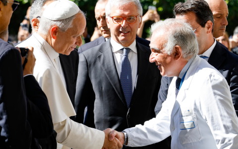 El papa León XIV (izquierda) fue recibido por el médico Andrea Cambieri, quien encabezó el equipo que lo operó.