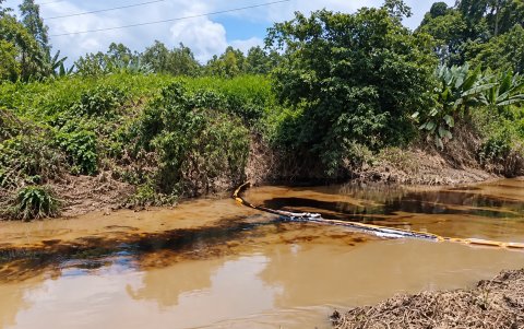 El derrame de crudo en Quinindé obligó a desplegar trabajos de contención para proteger las fuentes hídricas de Esmeraldas.