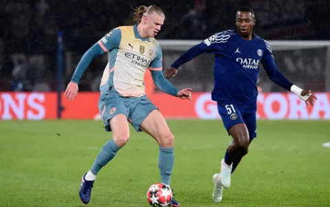 Erling Haaland (i) y Willian Pacho (d) se enfrentaron en enero de 2025, por la Champions, con triunfo del PSG.