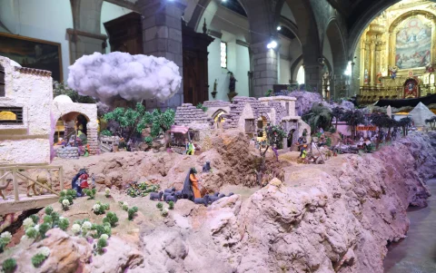 El pesebre tiene 280 metros cuadrados de construcción y 1.500 figuras; 500 de ellas en movimiento.