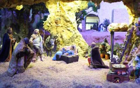 El pesebre monumental Padre Jimmy Arias se exhibe en la Catedral Metropolitana de Quito.