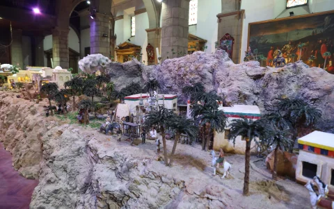 El pesebre monumental recrea los lugares y pasajes que marcaron los primeros años de Jesús.