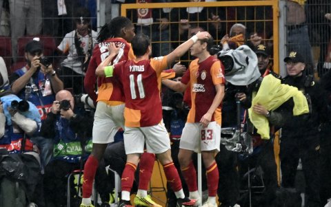 Aleksey Batrakov (d) abrió la cuenta a favor del Galatasaray.