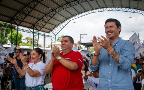 Carlos Cadena Pilco (camisa celeste), candidato a la Alcaldía de Vinces, figura como presidente de Societa di Frutta S.A., vinculada a una red de tráfico de cocaína.