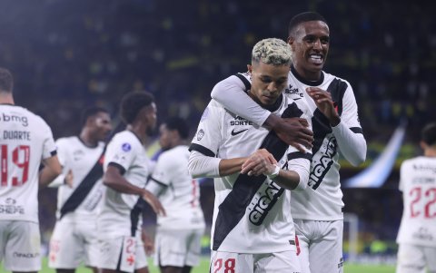 Adson (i) de Vasco da Gama celebra un gol este martes, en el partido de ida de las semifinales de la Copa Sudamericana entre Boca Juniors y Vasco da Gama.