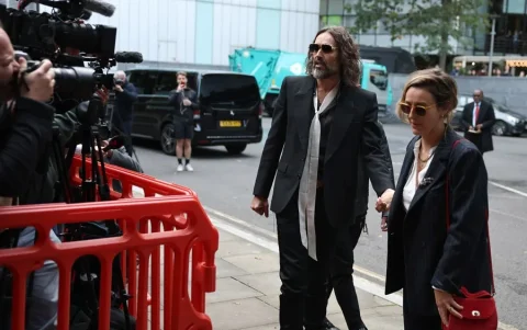 Russell Brand y su esposa Laura Gallacher a su llega al tribunal este 14 de octubre.