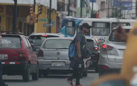Los conductores enfrentaron largas filas de vehículos debido a los semáforos que dejaron de funcionar tras los cortes de energía.
