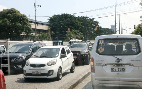 La falta de energía eléctrica complicó el tránsito en al menos siete vías de Guayaquil durante las primeras horas de la jornada.