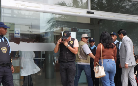 Solano junto a las familias llegaron a las 09:00 y permanecieron en el área de gerencia, a la espera de que una autoridad atendiera sus inquietudes.