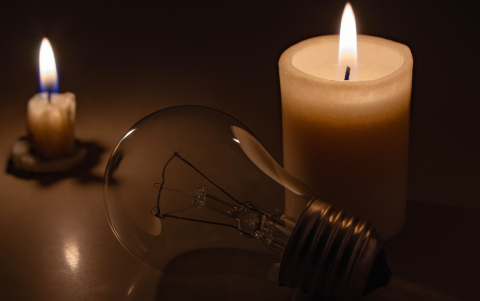 Usuarios reportaron cortes de luz en varios sectores de Ecuador durante la noche del martes 13 y la madrugada del miércoles 14 de octubre.