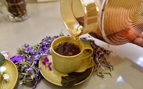 El té de bienvenida de Saphi forma parte de un ritual inspirado en saberes ancestrales, con el que se invita a los comensales a establecer una intención antes de comenzar la experiencia gastronómica.