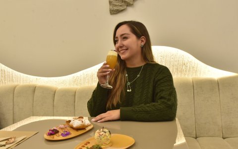Los postres representan el elemento aire en el menú de cuatro tiempos de Saphi, con preparaciones que incorporan frutas, chocolate y otros ingredientes.