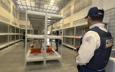 Un integrante de la Policía Penitenciaria de Costa Rica observa las instalaciones del Centro de Alta Contención contra el Crimen Organizado (Cacco) este 14 de octubre en Alajuela.