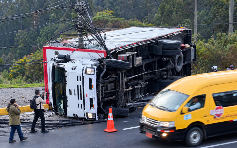 Un camión se volcó en la avenida General Rumiñahui, a la altura del puente 2, y provocó restricciones en la circulación hacia Quito