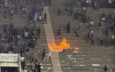 Hinchas de Emelec incendiaron papel picado en las gradas del estadio Christian Benítez.