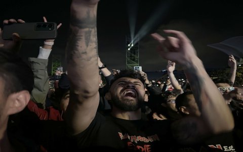 Entre saltos, gritos y manos levantadas, los seguidores demostraron la conexión que mantienen con la música de Iron Maiden.