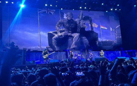 Los celulares captaron fragmentos del espectáculo, mientras los asistentes buscaban guardar imágenes de una noche especial para los amantes del metal.