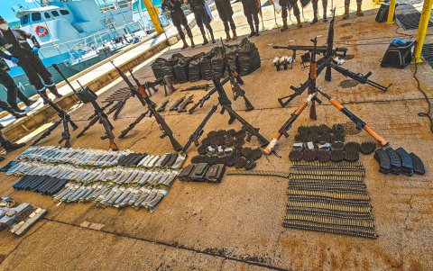 Las fuerzas de seguridad también encontraron armas de guerra, municiones y cargadores