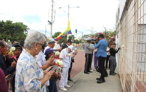 Se ubicó rosas blancas para depositar en el féretro de la activista polaca antes de su viaje.