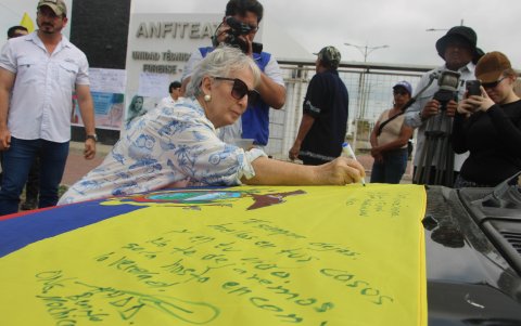 Ana Triviño le escribió un mensaje a su amiga Monika Silva en la bandera que los seguidores de la activista firmaron.