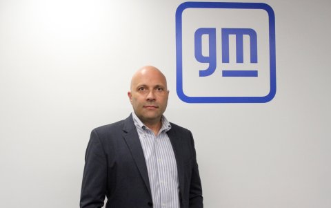 Según León, el camión NLR de Chevrolet es el más vendido de Ecuador.