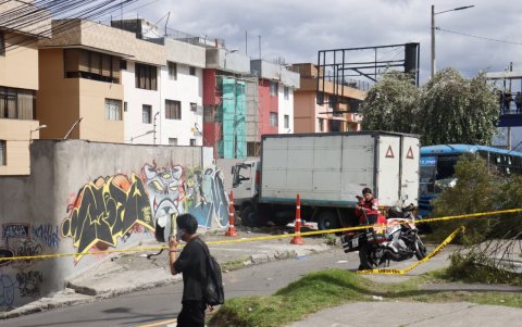 Un camión chocó contra un árbol, un bus y el cerramiento de una propiedad privada en la avenida Mariscal Sucre, en Quito.