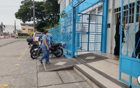 Representantes llegaron al plantel a pedir información sobre el posible caso de tuberculosis.