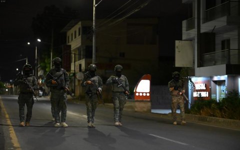 Militares recorren una zona de Manta durante el horario de toque de queda en septiembre pasado.