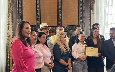 Concejales entregaron una placa a Blanca López.